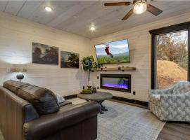 Blue Moon Ridge: Brand NEW Cabin! 5 bedrooms, pool/hot tub, theatre, villa in Pigeon Forge