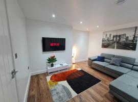 Elm Park Cheerful 4-Bedroom Holiday Home, vacation rental in Hornchurch