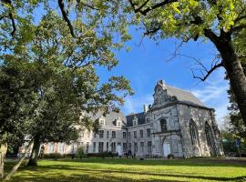 Suite Royale Hotel Ferme Du Château Fontaine, готель у місті Fontaine-lʼÉvêque