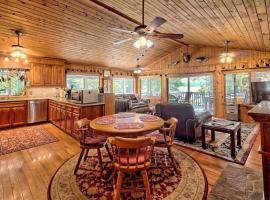 Hannahs Perch on Lake Burton with Private Top Patio and Bottom Dock, casa o chalet en Clayton