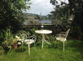 Bijou Cottage in Brontë Country with Wood-burning Stove & Hot Tub Spa, hotel with jacuzzis in Haworth