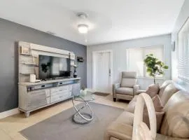Roxanas 3bed 2bath Home with Modern Interior and BBQ Backyard