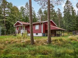 Amazing Home In Henn With Kitchen, semesterhus i Henån