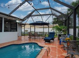 Three Bedroom Pool Home with Modern Interior Design, cottage sa Coral Springs