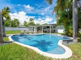 Delilas Chic 3 Bedroom 2 bath Abode with Heated Pool