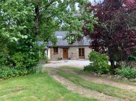 La Bureliere- Holiday home for families, groups and couples, Hotel in Gorron