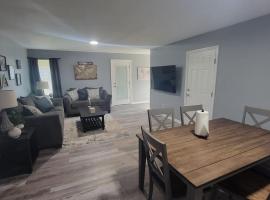 160 Overbrook 3 bedroom home with privately fenced yard and hot tub, hotel v destinaci Monroe