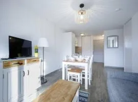 Appartement Neuf pour 6, Parking Gratuit, Skis et Accès Pistes en 5min - FR-1-695-4
