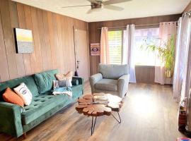 THE HILO HOMEBASE - Charming 3 Bedroom Hilo Home, with AC!, Hotel in Hilo