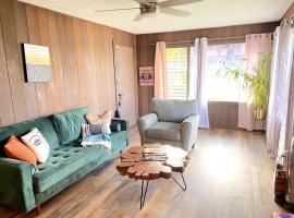 THE HILO HOMEBASE - Charming 3 Bedroom Hilo Home, with AC!, hotel in Hilo