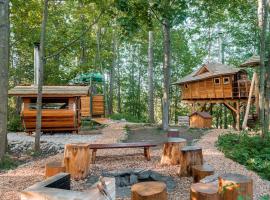 Treehous Sněžník s wellness, glamping site in Dolní Morava