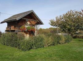 Gîte / chalet meublé pour 2 personnes le 1780، فندق مع موقف سيارات في Saint-Victor-de-Cessieu