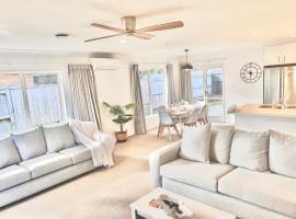 Home In On Family - 400m from Papamoa Beach, hotel in Papamoa