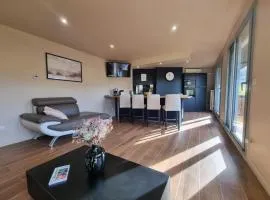 Appartement lumineux avec balcon, 2 chambres, parking privé, proche gare à Saint-Chamond - FR-1-496-272