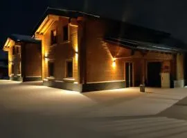 Chalet Momage dichtbij Skiliften, Skiverhuur en Bikepark!