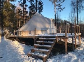 Glamping tent in a forest, lake view, hotel in Bjuråker