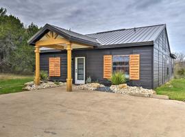 Graford Cabin with Rooftop Deck and Lake Views!, hotel din Graford