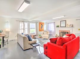 Elegant Connecticut Home Fireplaces, Pet Friendly, hotel a Trumbull