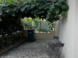 Studio avec terrasse et entrée privative., апартамент в Орлеан