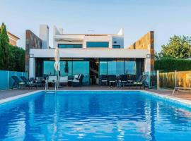 Luxurious VILLA 6 BD W/heated pool , GOLF, Beach, hotel in Almancil