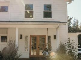 Modern Farmhouse Wooded Hide Away, hotel v mestu McKinleyville