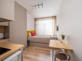 Seaside Escape in Dzintaru Studio Apartments 100m from Beach and Near Forest Park，位于尤尔马拉的酒店