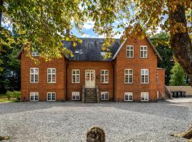 8 Bedroom Beautiful Home In Kvrndrup, hotel di Kværndrup