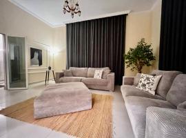 Independent Spacious 3 Bedroom Villa, hotel in Dubai