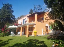Villa Leena, hotel a Paramonas