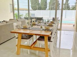 Lux & Comfy ~ Pool ~ Queen Beds, cabaña o casa de campo en Rishon LeZion