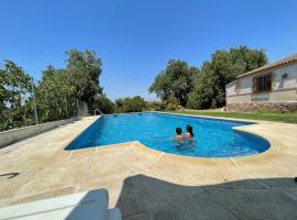 Casa Rural El Cantueso, hotel in Hontanar