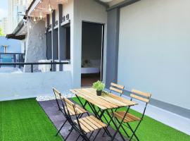 Gurney Coast Guest House by Sky Hive, guest house in George Town