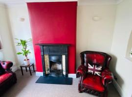 3 BR Property in Prestwich 15 mins from Manchester City Centre Garden Free parking Superfast WIFI Netflix, feriebolig i Manchester