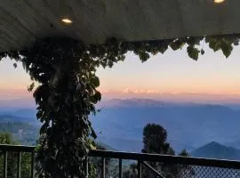 Hostie Casa Belle Vue - Private 3BHK Mountain Chalet with Breathtaking Himalayan views