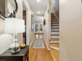 The Red Door 2-bedroom townhouse near VT & RU