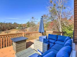 Lakefront Macon Getaway with Stunning Boathouse, hotel v destinaci Macon