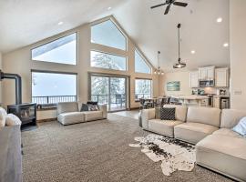 Loon Lake Waterfront Retreat 2 Decks and Dock!, ξενοδοχείο σε Loon Lake