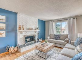 Boho Retreat w/King Bed on Bow River Pathway, ξενοδοχείο στο Κάλγκαρι