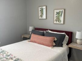 The Carolyn - 2 Bedroom Apt in Quilt Town, USA, hotell i Hamilton