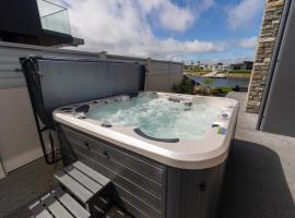 Marsden Cove Canal Haven with Spa Pool，One Tree Point的度假住所