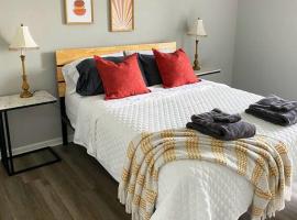 The Delores - 2 Bedroom Apt in Quilt Town, USA, lavprishotell i Hamilton