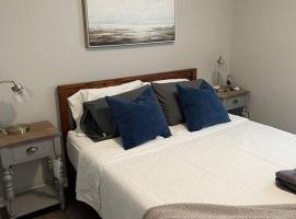 The Mary Lou - 2 Bedroom Apt in Quilt Town, USA, hotel en Hamilton