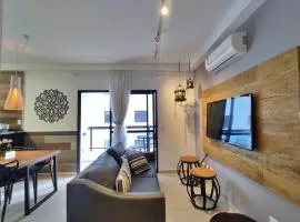 Apto com piscinas, sacada Gourmet, 2 gar, 50 mts da praia