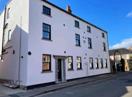Sunset View, 2 bedrooms in the heart of Holt with parking, хотел в Холт