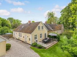 4 Bedroom Cozy Home In Kolind, hotel en Kolind