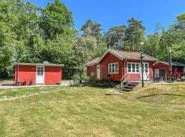 2 Bedroom Beautiful Home In Rønne