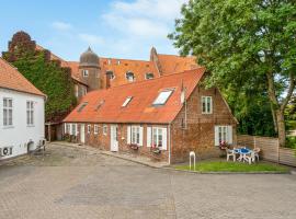 Amazing Home In Tnder With 4 Bedrooms And Wifi, hotell i Tønder