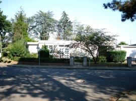 Ruhiges Haus mit privatem Garten, hotel with parking in Halstenbek