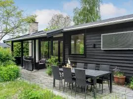 2 Bedroom Cozy Home In Dronningmølle