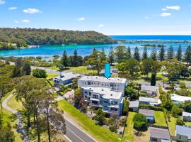 Unit 6 Boardwalk Apartment, íbúð í Narooma